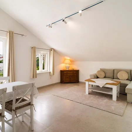 Elegant With Balcony * סוטיבאן