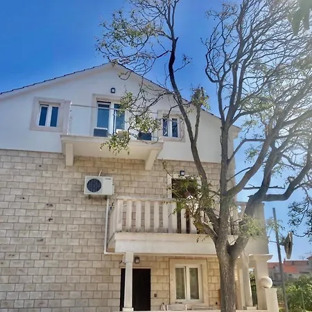 דירה Elegant With Balcony *
