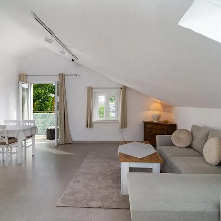 Elegant With Balcony Daire Sutivan