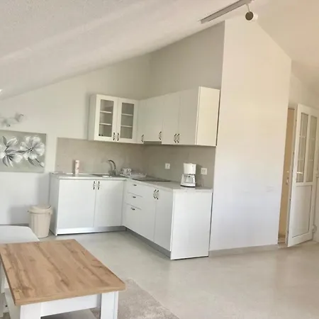 Daire Elegant With Balcony Sutivan