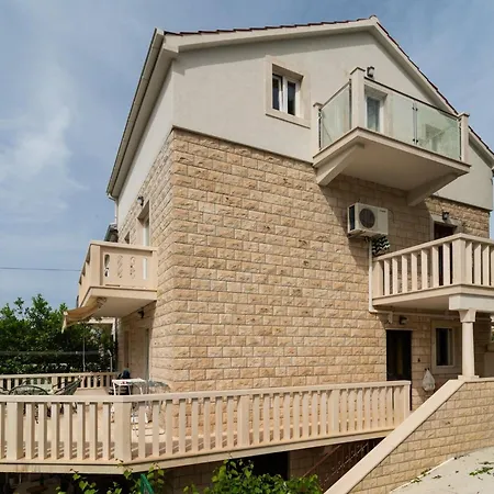 Elegant With Balcony Daire Sutivan