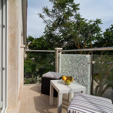 Daire Elegant With Balcony Sutivan
