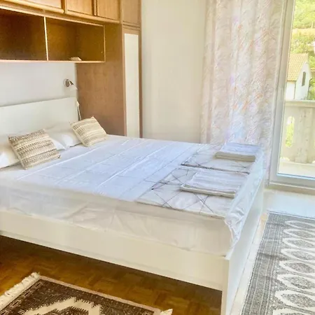 Elegant With Balcony Daire Sutivan
