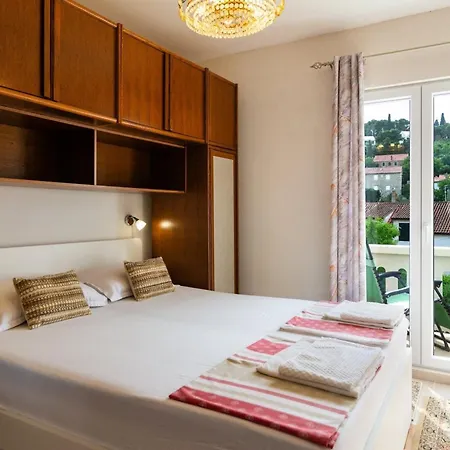 Elegant With Balcony Sutivan